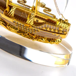 Golden Boat-Shaped Memento in Metal with Glass Base - Image 4